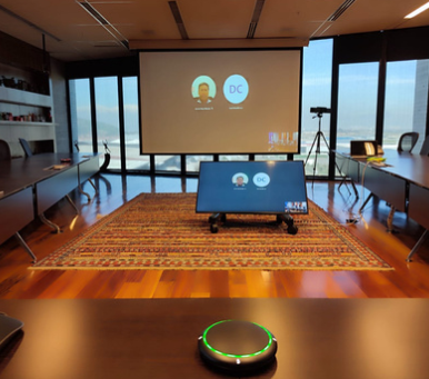 Sala de directorio equipada con sistema de conferencia y videoconferencia de Qualis AV