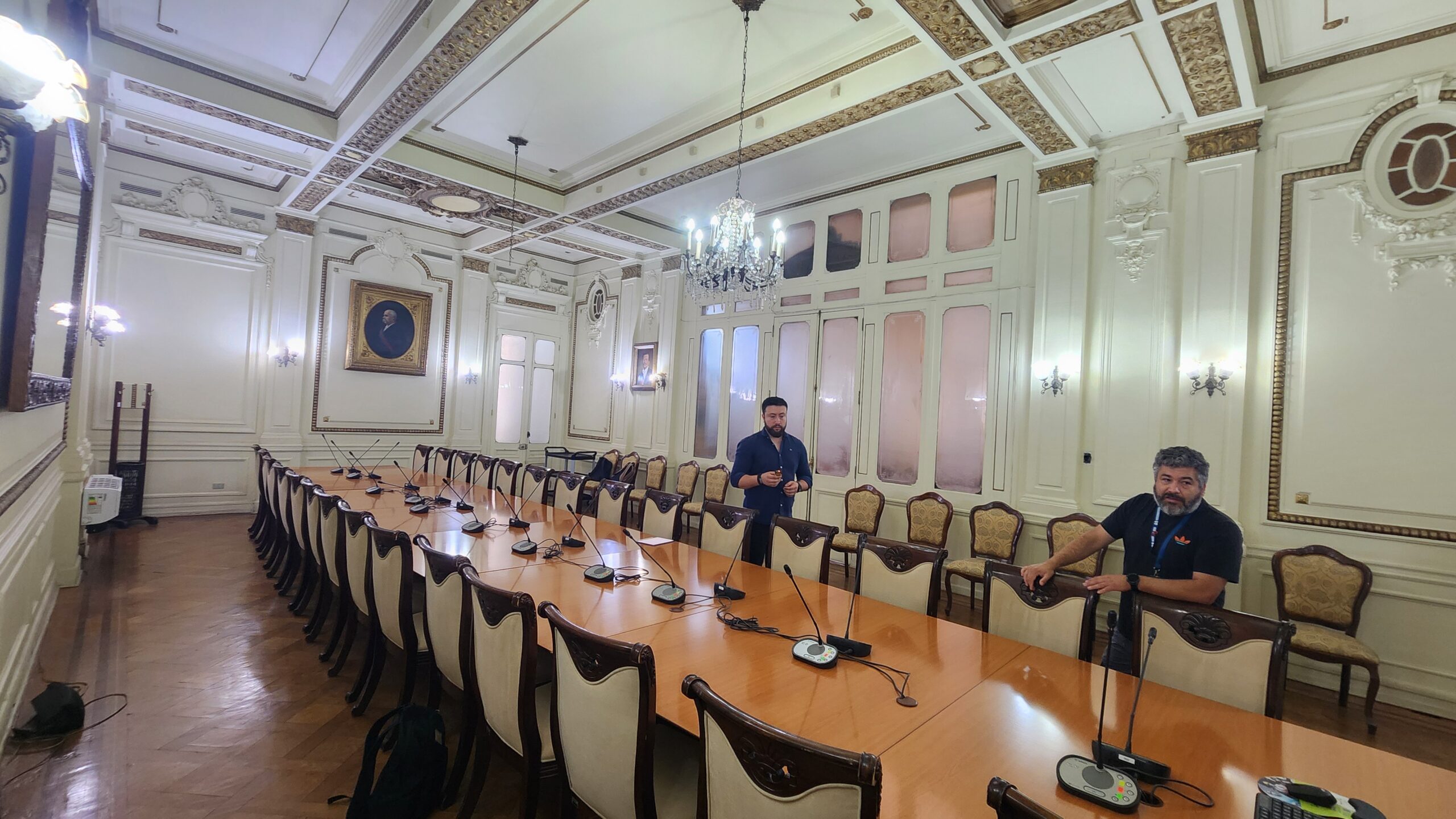 Equipo de Qualis AV trabajando en la sala de reuniones del proyecto Benjamín