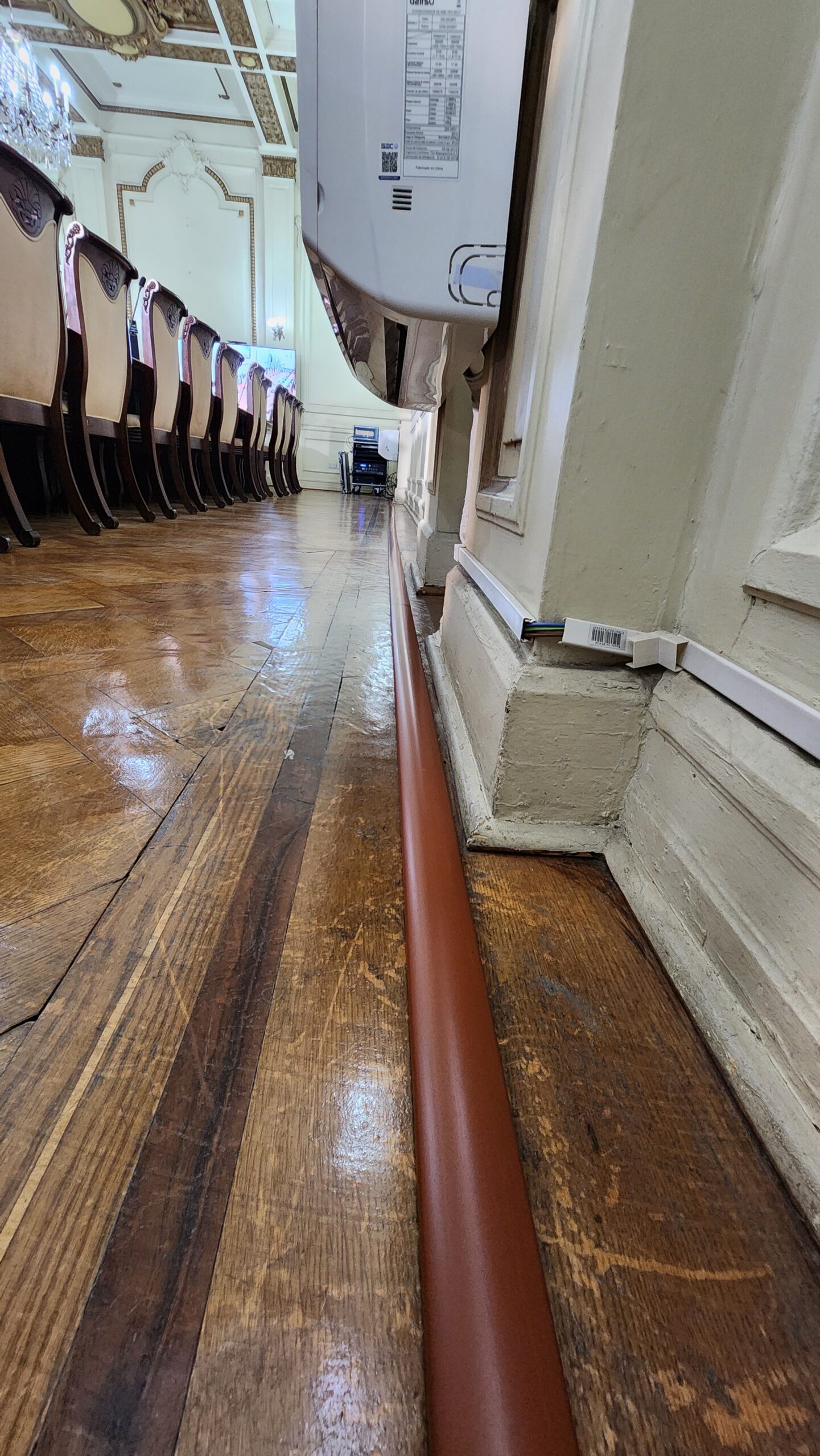 Canaleta de piso instalada por Qualis AV para ocultar el cableado en sala de consejo