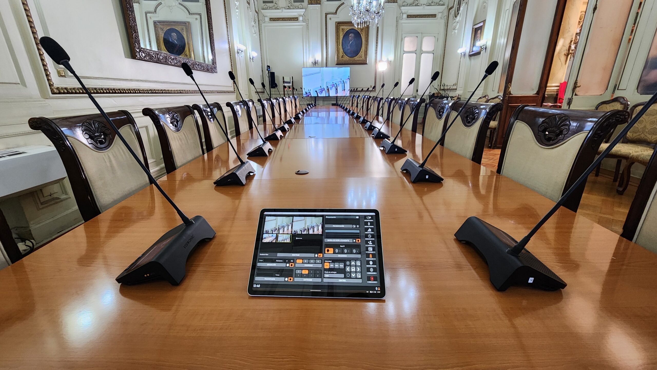 Sala de consejo con sistema de audio de conferencia y videoconferencia integrada por Qualis AV