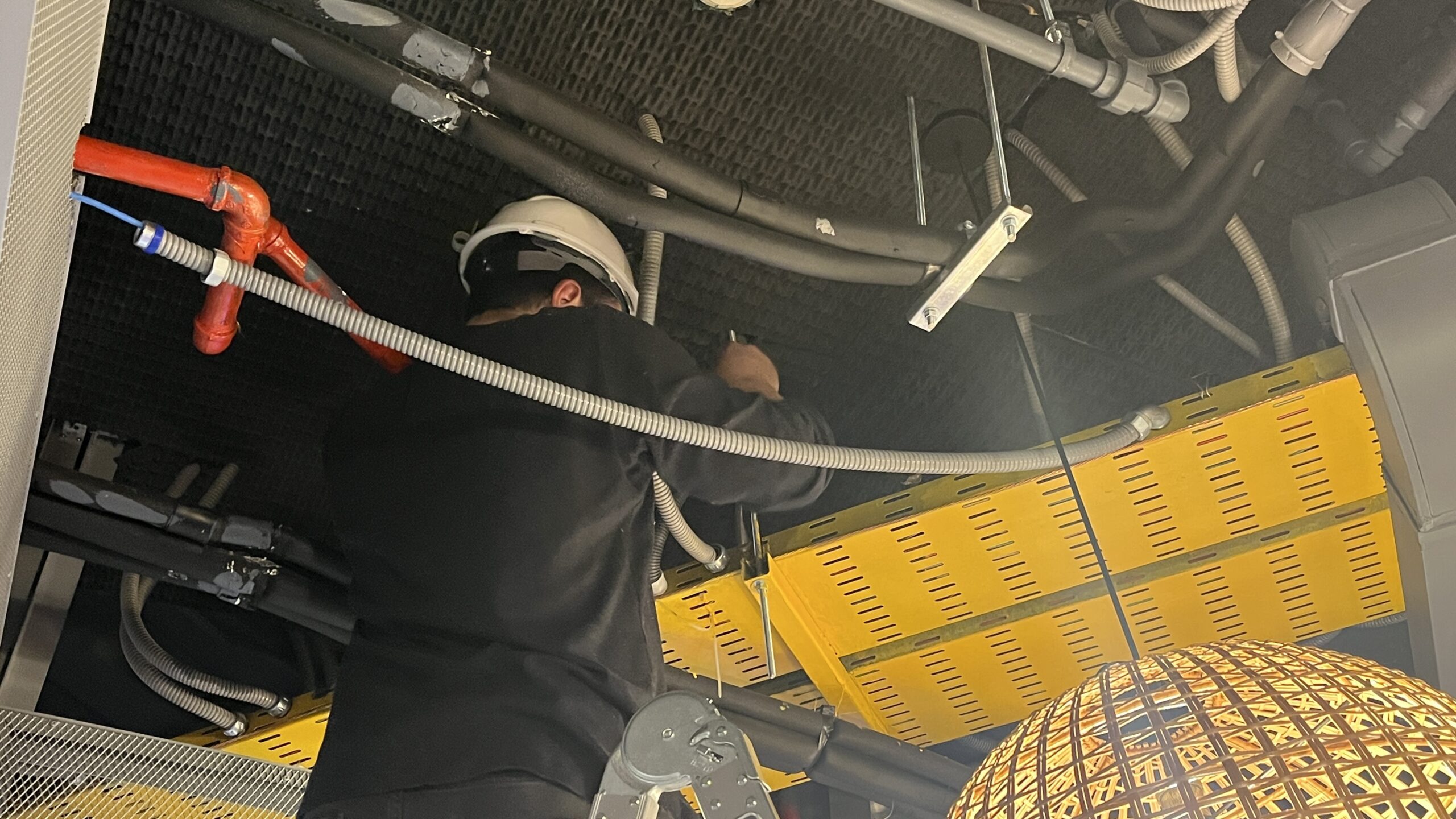Técnicos de Qualis AV realizando instalación en altura en proyecto Amazon